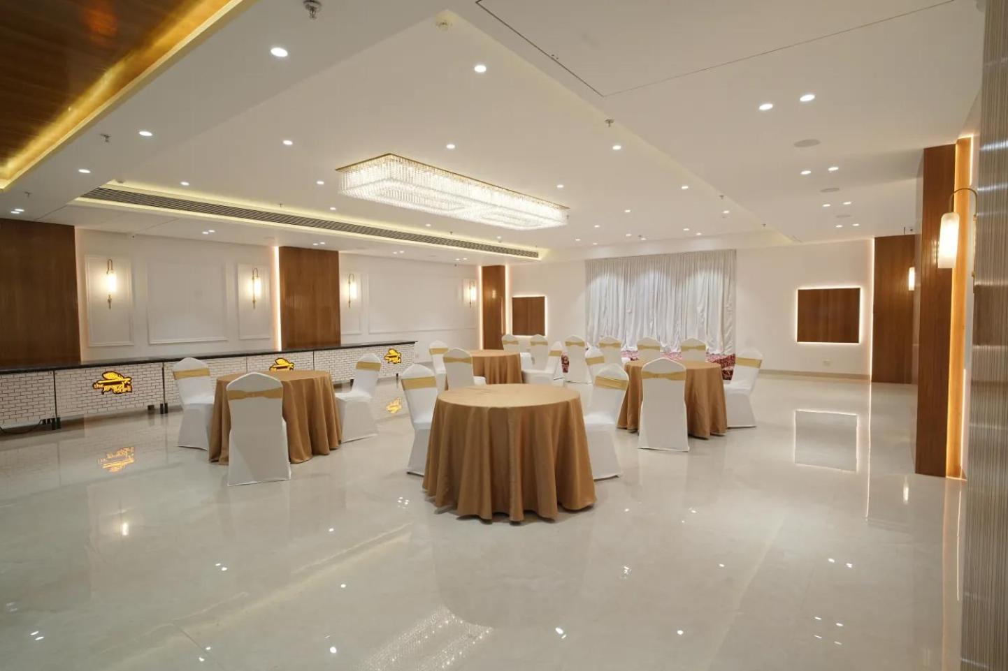 Hotel The Grand Murli Szúrat Kültér fotó